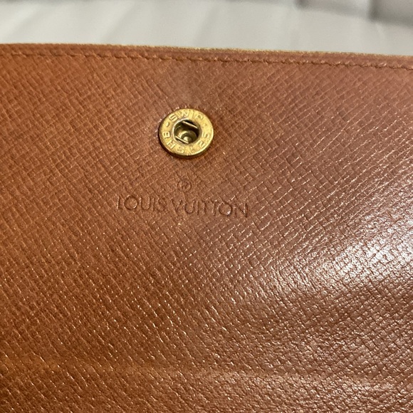 Louis Vuitton Monogram Sarah Wallet - Picture 9 of 16
